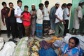 バングラデシュの首都ダッカ（Dhaka）近郊のサバール（Savar）の8階建てビル崩壊事故現場で、遺体の身元確認のために集まった人々（2013年4月25日撮影）。(c)AFP/Munir uz ZAMAN