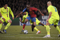 オリンピック・リヨンの守備陣に囲まれるFCバルセロナのサミュエル・エトー（%%Samuel Eto’o%%）。（2009年2月24日撮影）(c)AFP/FRED DUFOUR