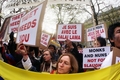 パリ（Paris）で、チベット（Tibet）自治区での暴動を武力鎮圧した中国政府に対する抗議デモに参加する人々（2008年3月16日撮影）。(c)AFP/FRANCOIS GUILLOT