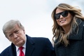 米大統領専用ヘリコプター「マリーンワン」でホワイトハウスに帰還したドナルド・トランプ大統領（左）と妻のメラニア氏（2020年12月31日撮影）。(c) Brendan Smialowski / AFP