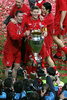 イングランド・プレミアリーグのリバプール（Liverpool FC）は7日、所属するジェイミー・キャラガー（Jamie Carragher）が今季限りで現役を引退すると発表した。

2005年の欧州チャンピオンズリーグ（UEFA Champions League）決勝で優勝を飾り、チームメイトと喜びを分かち合うリバプールのジェイミー・キャラガー（左、2005年5月25日撮影）。(c)AFP/FRANCOIS MARIT