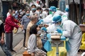 中国・湖北省武漢の路上で、新型コロナウイルスの検査を受ける住民ら（2020年5月15日撮影）。(c)STR / AFP