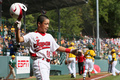 第67回リトルリーグ世界選手権大会（2013 Little League World Series）は25日、米ペンシルベニア（Pennsylvania）州ウィリアムズポート（Willamsport）で決勝が行われ、日本代表の武蔵府中（Musashi Fuchu）が6-4で米国代表のカリフォルニア（California）州チュラビスタ（Chula Vista）に勝利し、世界一に輝いた。

1回裏に本塁を狙うもアウトに終わった武蔵府中の五味卓馬（Takuma Gomi、2013年8月25日撮影）。(c)AFP/Getty Images/Rob Carr