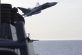 バルト海で、米駆逐艦ドナルド・クックに異常接近し、超低空で飛行するロシアのスホイ24型戦闘機（2016年4月12日撮影）。(c)AFP/US NAVY 6th FLEET