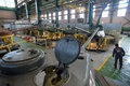 ロシアのストレリナにある装甲車修理工場で行われている、旧ソ連時代の戦車「T34」の修復作業（2020年2月25日撮影）。(c)Olga MALTSEVA / AFP