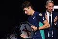 男子テニス、ネクストジェネレーション・ATPファイナルズ決勝。トロフィーを手にするアレックス・デミノー（2019年11月9日撮影）。(c)Marco Bertorello / AFP