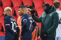 サッカー欧州チャンピオンズリーグ、グループH第6節、パリ・サンジェルマン対イスタンブール・バシャクシェヒル。試合が中断した後のイスタンブール・バシャクシェヒルのデンバ・バ（右）と、パリ・サンジェルマンのキリアン・エムバペ（中央）とネイマール（2020年12月8日撮影）。(c)FRANCK FIFE/ AFP