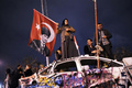 トルコ・イスタンブール（Istanbul）のゲジ公園（Gezi Park）で、初代大統領ムスタファ・ケマル・アタチュルク（Mustafa Kemal Ataturk）の肖像を掲げるデモ参加者（2013年6月13日撮影）。(c)AFP/ERIC CABANIS