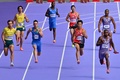 パリ五輪、陸上男子4×100メートルリレー予選に臨む（左手前から）オーストラリアのジョシュア・アゾパーディ、イタリアのフィリッポ・トルトゥ、上山紘輝、米国のコートニー・リンジー（2024年8月8日撮影）。(c)Martin  BERNETTI / AFP