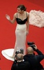 南仏カンヌ（Cannes）で開催中の第66回カンヌ国際映画祭（Cannes Film Festival）で16日、「ある視点」部門に出品されたソフィア・コッポラ（Sofia Coppola）監督作『The Bling Ring』の公式上映が行われた。同作は、2009年、ロサンゼルス（Los Angeles）で10代の若者たちがオーランド・ブルーム（Orlando Bloom）やリンジー・ローハン（Lindsay Lohan）らセレブの自宅を狙って空き巣に入った一連の事件をベースにしている。犯人の1人を演じた英女優エマ・ワトソン（Emma Watson）は「ハリー・ポッター（Harry Potter）」のハーマイオニー（Hermione）役として有名だが、本作で今どきの若者を演じるため、カーダシアン一家やパリス・ヒルトン（Paris Hilton）らが出演するリアリティー番組を何時間も見たという。写真は、レッドカーペットに登場したワトソン（2013年5月16日撮影）。(c)AFP/POOL/OLIVIER ANRIGO