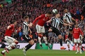 サッカーイングランド・フットボールリーグカップ決勝、マンチェスター・ユナイテッド対ニューカッスル・ユナイテッド。先制のヘディングシュートを決めるマンチェスター・ユナイテッドのカゼミーロ（中央、2023年2月26日撮影）。(c)ADRIAN DENNIS/ AFP