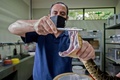 コスタリカ首都サンホセにあるコスタリカ大学クロドミロ・ピカド研究所で、ヘビから毒素を抽出する研究員（2020年9月24日撮影）。(c)Ezequiel BECERRA / AFP