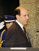 都内・外務省に到着した米国のジョン・ルース（John Roos）駐日大使（2009年11月17日撮影）。(c)AFP/Yoshikazu TSUNO