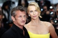 非コンペティション部門で上映された『Mad Max : Fury Road』に出演した女優のシャーリーズ・セロン（右）と恋人で俳優のショーン・ペン（2015年5月14日撮影）。(c)AFP/VALERY HACHE