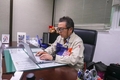 仕事中の藤原信光さん。(c)Xinhua News 