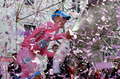 第96回ジロ・デ・イタリア（2013 Giro d&apos;Italia）は26日、第21ステージ（リエーゼ・ピオ・デチモからブレシア、197キロメートル）が行われ、アスタナ（Astana）のヴィンセンツォ・ニバリ（Vincenzo Nibali、イタリア）が総合優勝を果たした。

シャンパンファイトで優勝を祝うアスタナのヴィンセンツォ・ニバリ（2013年5月26日撮影）。(c)AFP/LUK BENIES