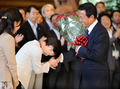 首相官邸で、職員に見送られる麻生太郎（Taro Aso）首相（2009年9月16日撮影）。(c)AFP/TOSHIFUMI KITAMURA