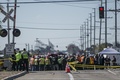 米カリフォルニア州オックスナードで発生した列車とトラックの衝突事故の現場（2015年2月24日撮影）。(c)AFP/ADRIAN SANCHEZ-GONZALEZ