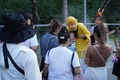 長春動植物公園で「西遊記」のキャラクターに扮したスタッフと記念撮影する観光客（2023年7月1日撮影）。(c)Xinhua News