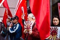 日本総領事館が入るビルの前で南京事件に対する抗議デモを行う民間団体のメンバーら。香港にて（2018年12月13日撮影）。(c)ANTHONY WALLACE / AFP