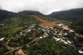 メキシコで19日、新たなハリケーンが北西部に上陸した。一連の暴風雨により発生した洪水や土砂崩れによる死者は合計で100人近くに上り、土砂に埋まった村では、新たな土砂崩れが起きる恐れがある中、行方不明になっている58人の捜索が行われている。

今週初めに太平洋岸を襲い、いったんは勢力を弱めていた熱帯低気圧「マヌエル（Manuel）」は、再び勢力を強めハリケーンに発達。北西部シナロア（Sinaloa）州に上陸して土砂崩れを引き起こし、ある漁村は避難を余儀なくされた。マヌエルはその後、熱帯性低気圧に戻った。

ルイス・フェリペ・プエンテ（Luis Felipe Puente）市民保護調整官によると、死者数は81人から97人に増え、うち65人は南西部ゲレロ（Guerrero）州で確認された。

メキシコでは今週、マヌエルの接近とほぼ同時に東岸にハリケーン「イングリッド（Ingrid）」が上陸、国土の大半に大雨を降らせ、橋や道路、住宅数万棟に被害をもたらした。中でもゲレロ州は最も大きな被害を受けている。

写真は土砂崩れに襲われたゲレロ州ラピンタダ（La Pintada）を写した空撮写真（2013年9月19日撮影）。(c)AFP/Pedro Pardo