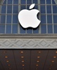 アップルの発表会が行われる米サンフランシスコの会場に掲げられた同社のロゴ（2016年9月7日撮影）。(c)AFP/Josh Edelson