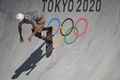 東京五輪、スケートボード男子パークの予選に臨む南アフリカのダラス・オーバーホルツァー（2021年8月5日撮影）。(c)Lionel BONAVENTURE / AFP
