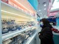 北京市王府井にある北京2022ライセンス商品のオフィシャル・フラッグシップ店で冬季オリンピック記念品を購入している市民（2022年1月15日撮影）。(c)CNS/杜建坡