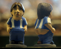 　スペイン・カタルーニャ（Catalonia）地方で、今年もクリスマス恒例の排便人形「カガネル（Caganer、「排便」の意）がお目見えした。カタルーニャでは、クリスマスシーズンになると有名人が排泄する姿を模した陶器の人形を自宅内に隠し、招待客に探させるのが恒例行事となっている。18世紀から続く風習で、カガネルは翌年の豊穣（ほうじょう）、希望、繁栄の象徴とされている。

　写真は、バルセロナ（Barcelona）のクリスマス市に登場したスペイン1部リーグRCDエスパニョール（RCD Espanyol）の中村俊輔（Shunsuke Nakamura）選手のカガネル（2009年12月21日撮影）。(c)AFP/LLUIS GENE