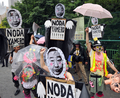 1日は都内でも原子力発電に反対する抗議行動が尾行われた。写真は都内で行われた抗議行動の参加者ら(2012年7月1日撮影)。(c)AFP/Yoshikazu TSUNO