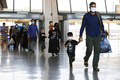 アフガニスタンの首都カブールから米バージニア州のダレス国際空港に到着した人々（2021年8月27日撮影）。(c)Chip Somodevilla/Getty Images/AFP 