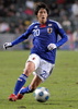 サッカー第15回アジアカップ最終予選グループA、香港対日本。ドリブルでボールを運ぶ内田篤人（Atsuto Uchida、2009年11月18日撮影）。(c)AFP/MIKE CLARKE