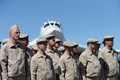 ベネズエラ首都カラカス北郊の空港に到着したロシア空軍の人員（2018年12月10日撮影）。(c)Federico PARRA / AFP