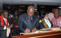 ジョン・アッタ・ミルズ（John Atta Mills）大統領の急死を受け、ガーナの首都アクラ（Accra）にある議会で大統領の就任宣誓後に書類に署名する、副大統領から昇格したジョン・ドラマニ・マハマ（John Dramani Mahama）新大統領(2012年7月24日撮影)。(c)AFP/Adadevoh David