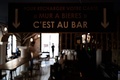 仏リヨンで、閉鎖されたカフェの店内（2020年10月9日撮影）。(c)JEFF PACHOUD / AFP