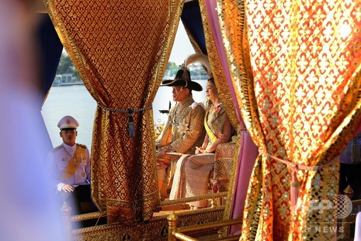 タイ国王が水上パレード、戴冠祝う最後の行事に市民が歓声 写真37枚