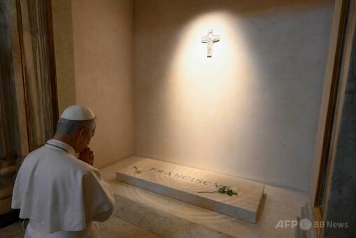新教皇レオ14世、フランシスコ教皇の墓前で祈り 写真2枚 国際ニュース