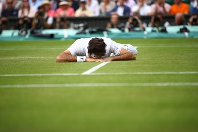 ウィンブルドン準決勝で転倒したフェデラー、故障の不安明かす