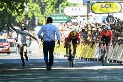 コースを走って抗議活動、親パレスチナ派の男逮捕 ツール・ド・フランス