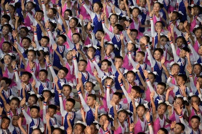 北朝鮮、5年ぶりにマスゲーム開催 建国70周年記念、正恩氏ら観覧