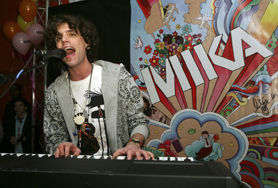 英国の大型新人アーティストMIKA、ロスでインストア・ライブ - 米国