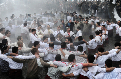 御公現の祝日、凍てつく川で伝統舞踊を踊る男たち ブルガリア