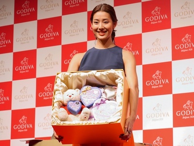 すみれが「ゴディバ」のホワイトデーイベントに登場、サプライズ演出も