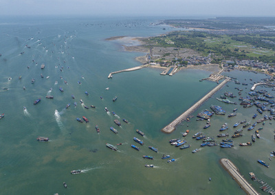 禁漁期間終えて1.4万隻の漁船が出港 中国・海南