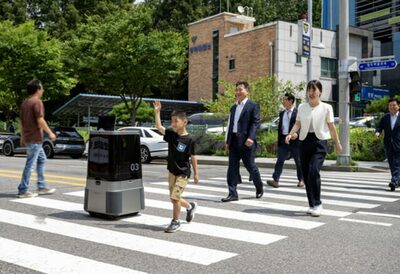 信号に合わせ、最適なルートで、横断歩道を渡る…韓国現代・起亜の配送ロボット、実験に成功
