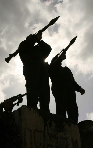 激化するハマス・ファタハ間の対立、銃撃戦が散発 - パレスチナ自治区