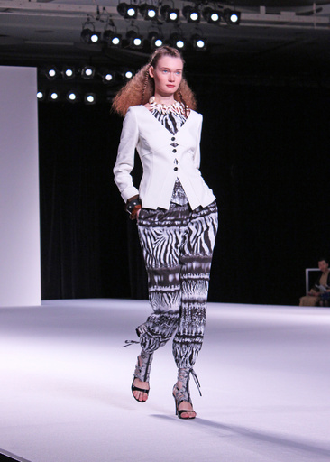 上質なスタイルにエッジ効かせた“都会の中のサファリ”、「タエ・アシダ」新作