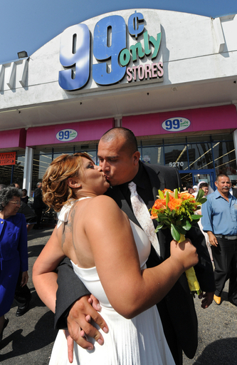 9月9日、9組のカップルに99セントの結婚式を提供 米小売チェーン