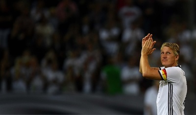 シュバインシュタイガーが代表引退試合で涙、ドイツはフィンランドに勝利