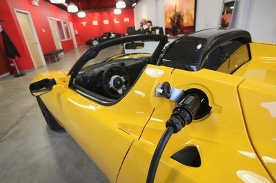 電気自動車の米テスラが初の黒字、13年1～3月期